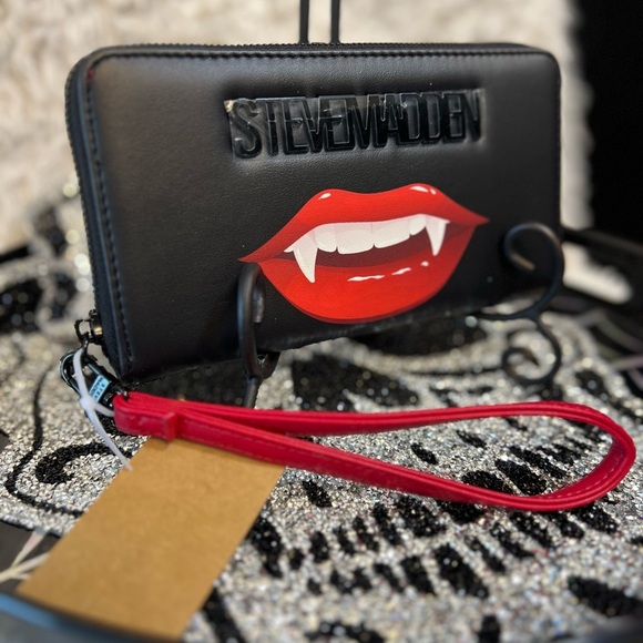 🖤👄🧛‍♀️-NWT STEVE MADDEN VAMPIRE LIP ZIP WALLET/ WRISTLET🖤🧛‍♀️👄 - Picture 6 of 9